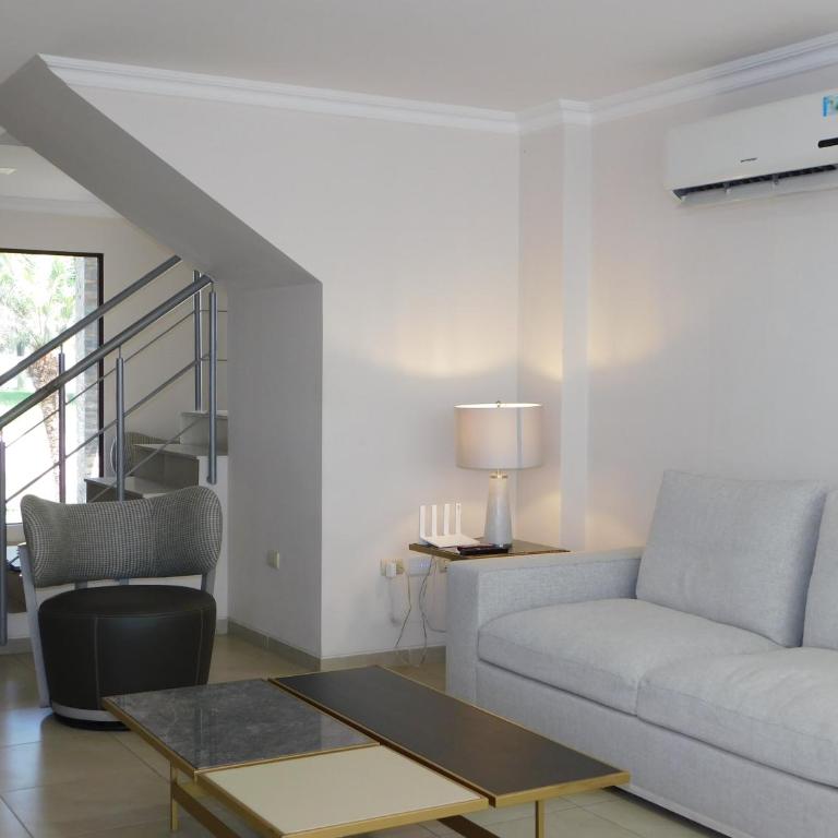 Guayaquil amplia casa 4 dormitorios sector comercial - Four-Bedroom House - 39