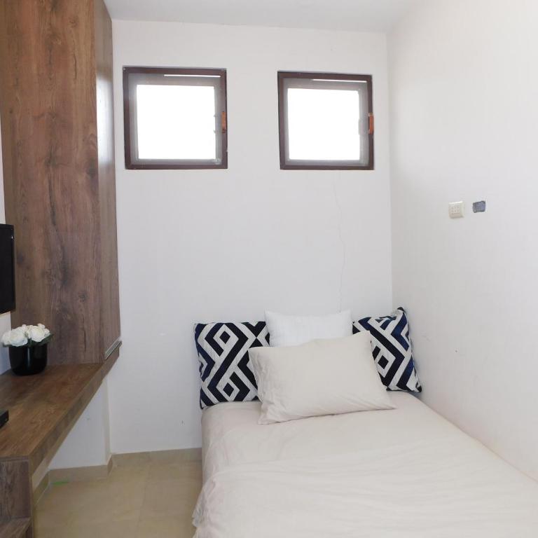 Guayaquil amplia casa 4 dormitorios sector comercial - Four-Bedroom House - 19