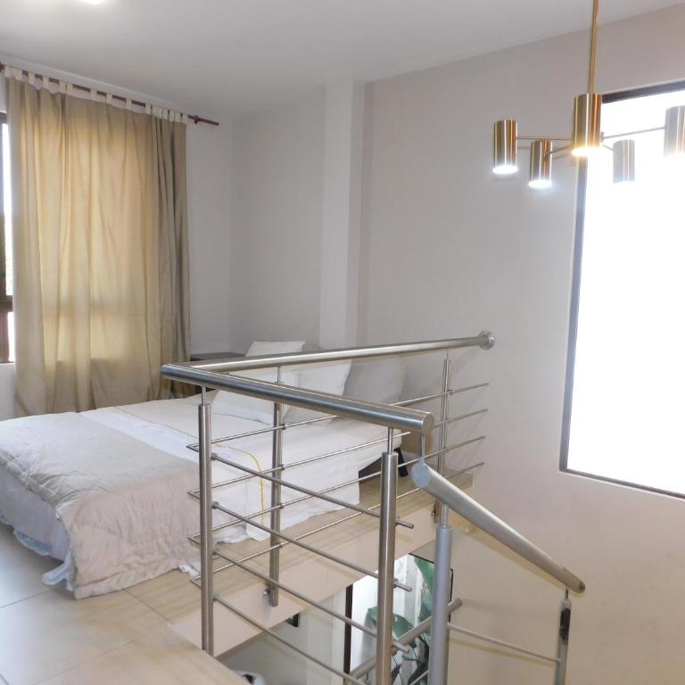 Guayaquil amplia casa 4 dormitorios sector comercial - Four-Bedroom House - 25