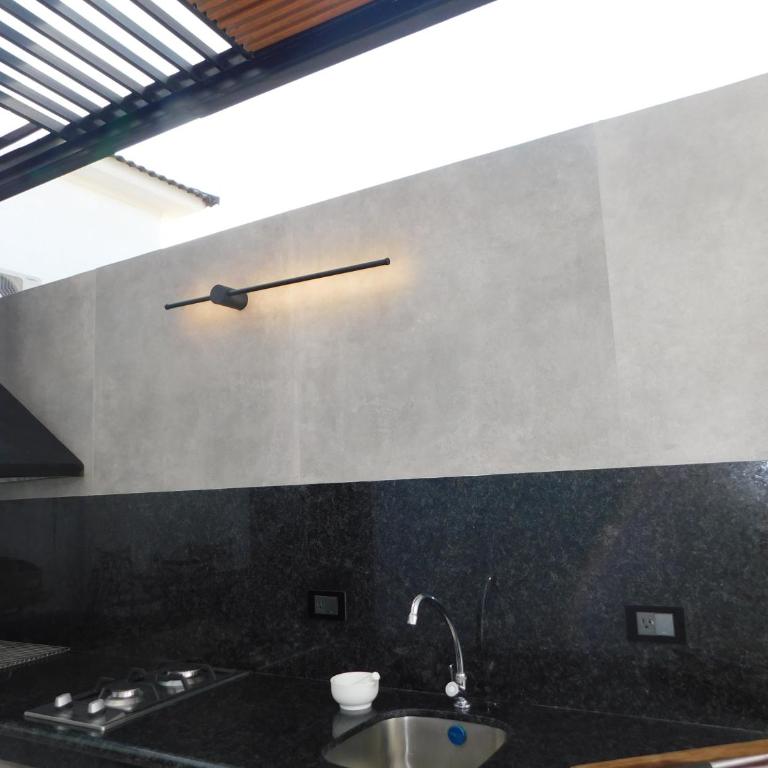 Guayaquil amplia casa 4 dormitorios sector comercial - Four-Bedroom House - 38