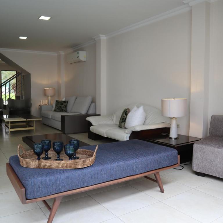 Guayaquil amplia casa 4 dormitorios sector comercial - Four-Bedroom House - 49