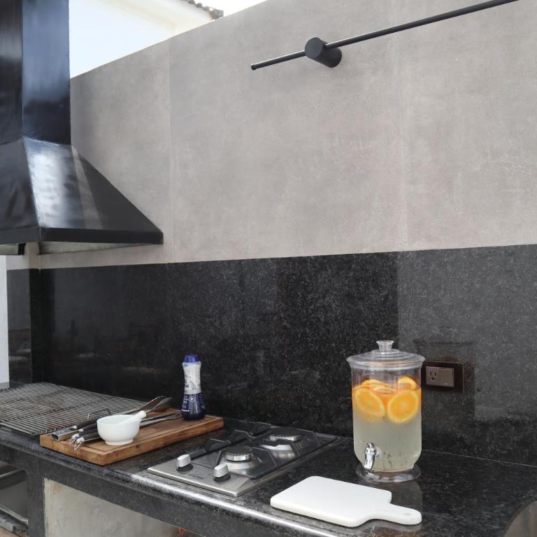 Guayaquil amplia casa 4 dormitorios sector comercial - Four-Bedroom House - 53