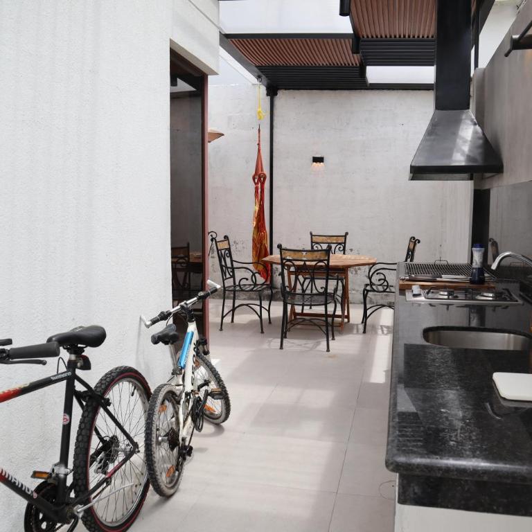 Guayaquil amplia casa 4 dormitorios sector comercial - Four-Bedroom House - 4