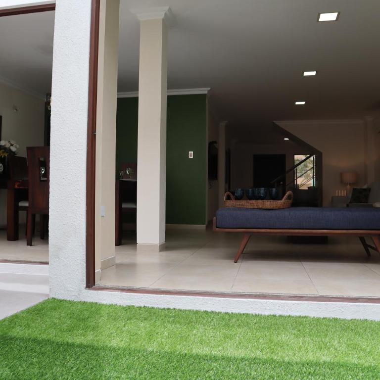 Guayaquil amplia casa 4 dormitorios sector comercial - Four-Bedroom House - 56