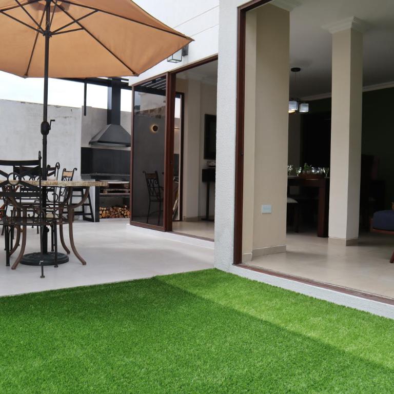 Guayaquil amplia casa 4 dormitorios sector comercial - Four-Bedroom House - 57