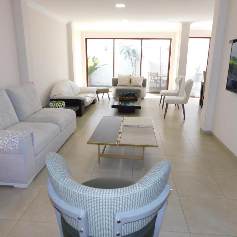 Guayaquil amplia casa 4 dormitorios sector comercial - Four-Bedroom House - 59