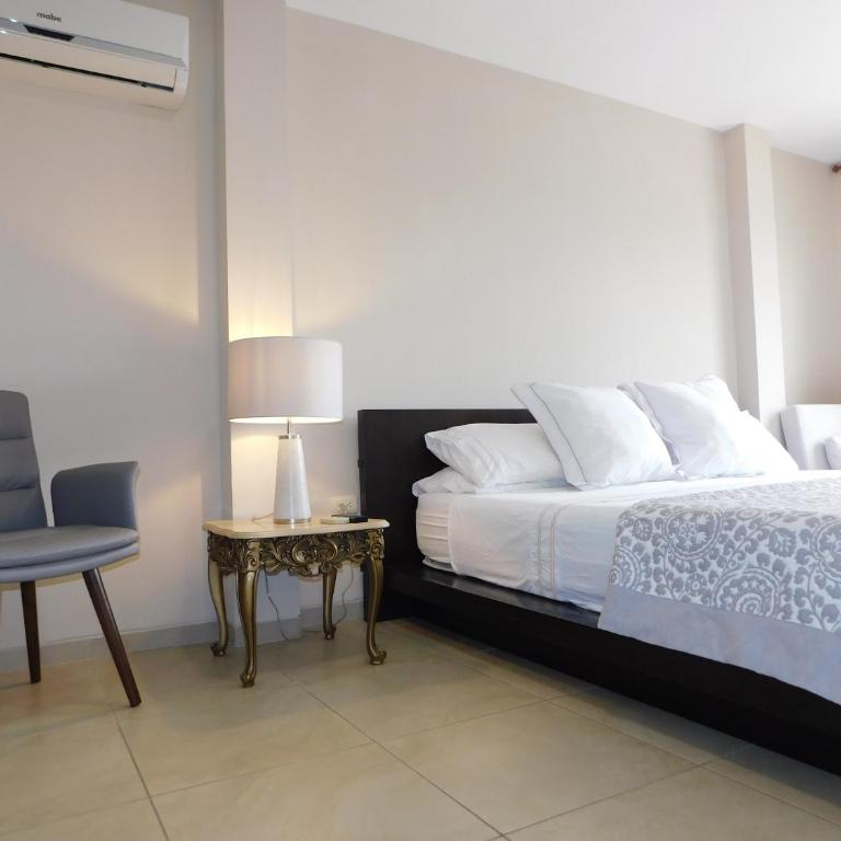 Guayaquil amplia casa 4 dormitorios sector comercial - Four-Bedroom House - 1