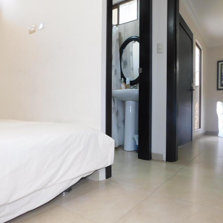 Guayaquil amplia casa 4 dormitorios sector comercial - Four-Bedroom House - 21