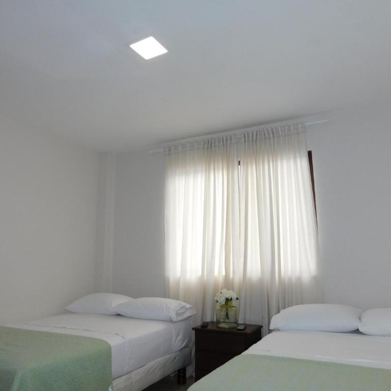Guayaquil amplia casa 4 dormitorios sector comercial - Four-Bedroom House - 16