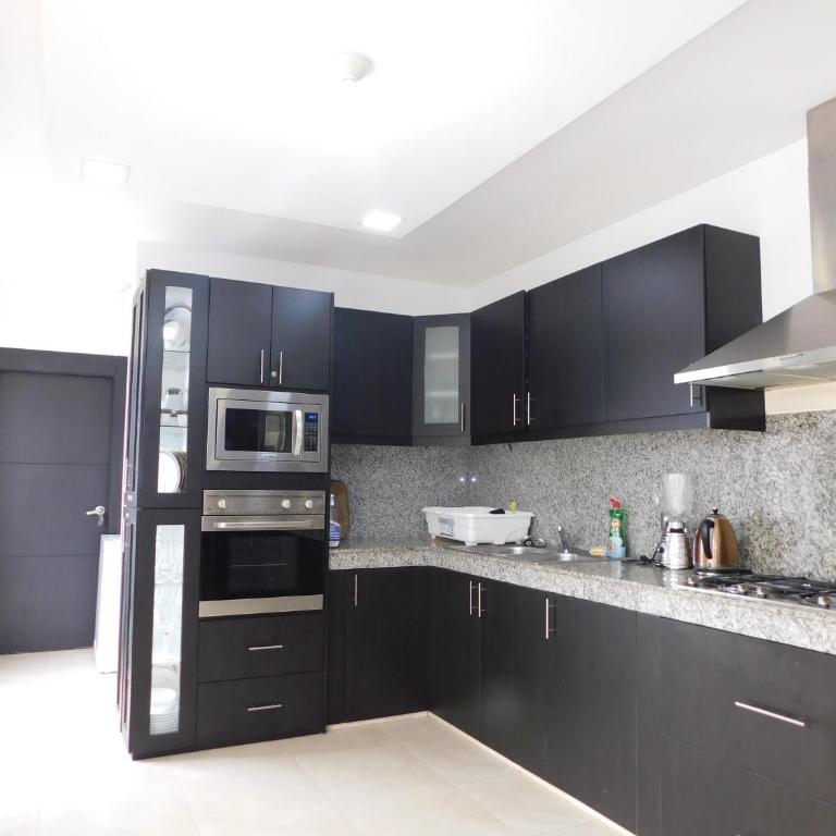 Guayaquil amplia casa 4 dormitorios sector comercial - Four-Bedroom House - 58