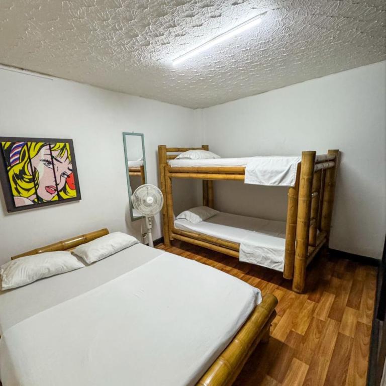 Hostal Santiago DC - Habitación Doble Deluxe - 1 o 2 camas - 3
