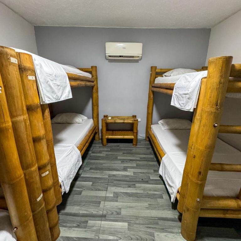 Hostal Santiago DC - Cama en habitación compartida mixta de 6 camas - 2