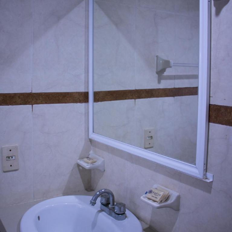 Hotel Posada del Angel - Family Room - 7