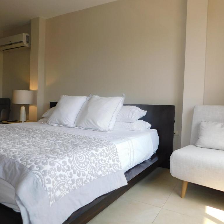 Guayaquil amplia casa 4 dormitorios sector comercial - Four-Bedroom House - 64