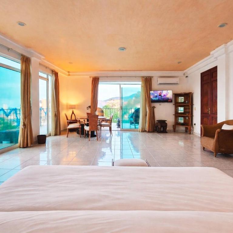 Hillside Villa with ocean views - Vacation Home - 8