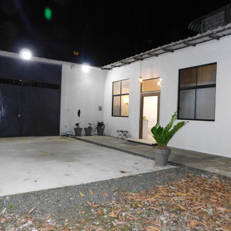 Loft All in one- Workspace- comfort & Huge garage - Two-Bedroom House - 35
