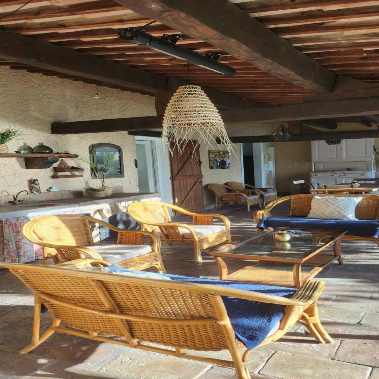 Villa with Private Pool & Boules Court - Maison de Vacances 2 Chambres - 14