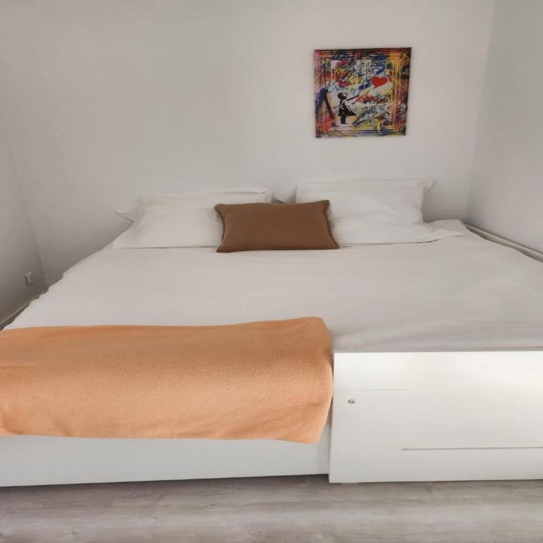 Villa with Private Pool & Boules Court - Maison de Vacances 2 Chambres - 6