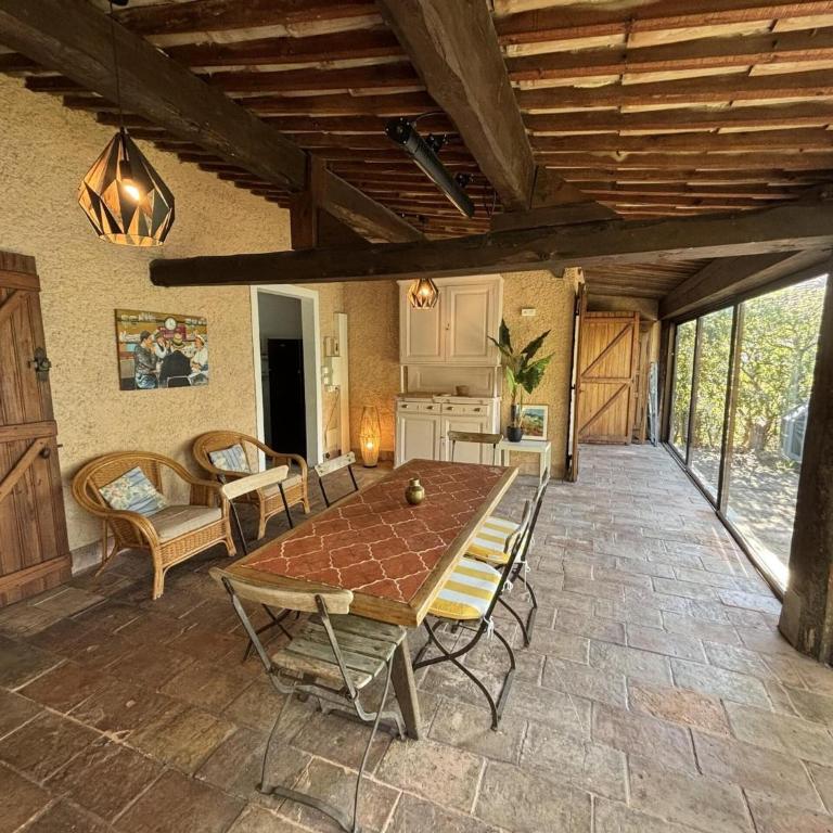 Villa with Private Pool & Boules Court - Maison de Vacances 2 Chambres - 4