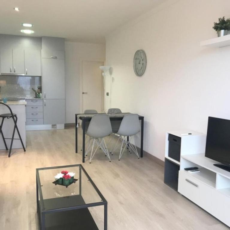 Apartamento renovado en primera línea de playa en Roses, aire acondicionado y ascensor - HISP-312-21 - Apartamento - 4