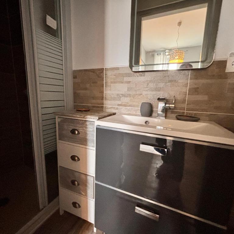 Maison 3 chambres centre ville, accès plage, WIFI inclus - FR-1-197-641 - Maison de Vacances - 30