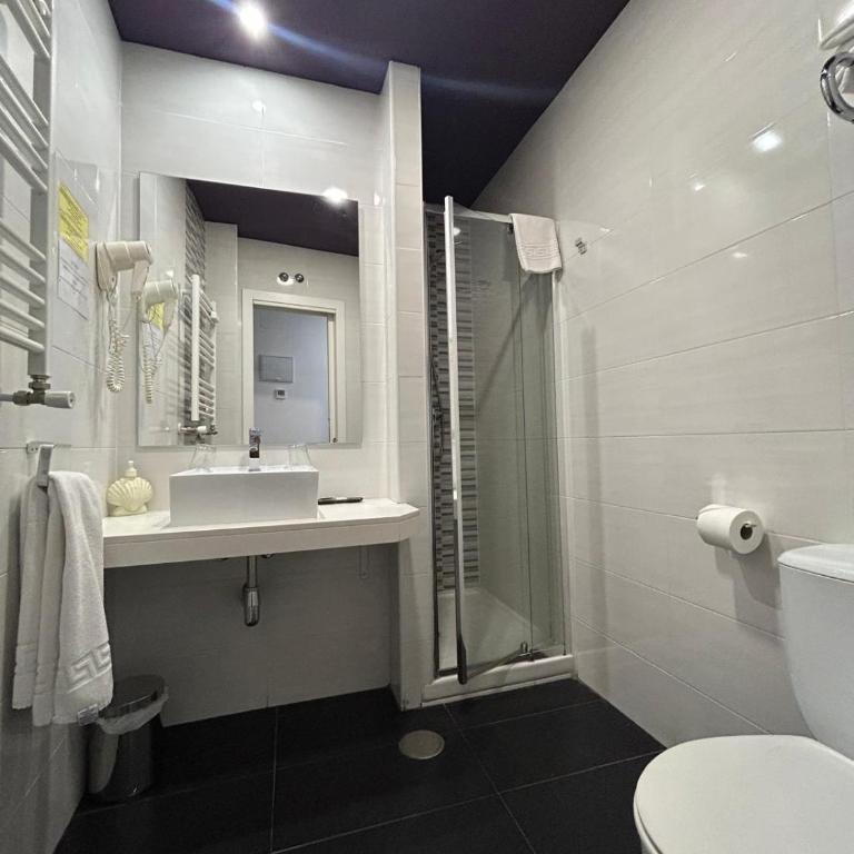 Hostal Buenos Aires Gran Vía Madrid - Superior Quadruple Room - 8