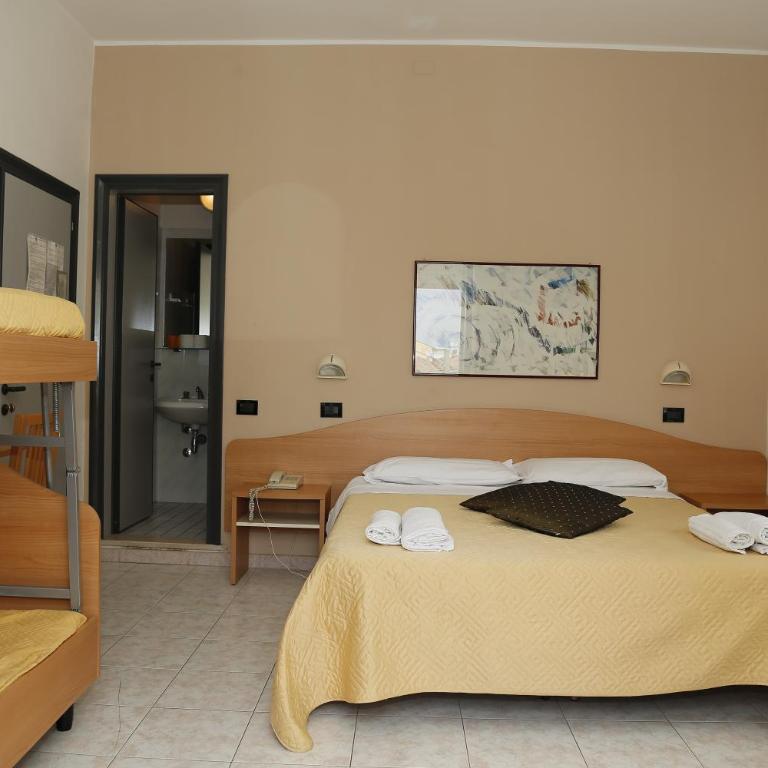 Hotel Villa Dina - Camera Quadrupla Standard - 3