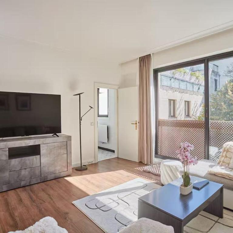 Avenue Foch 16th Elegant Studio - One-Bedroom Apartment - 9