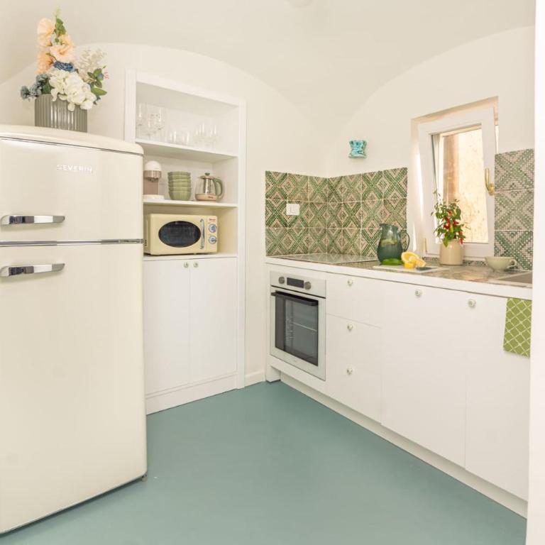Borgo Mezzo Monte with Concierge, Panoramic Sea Views and Rooftop Jacuzzi by Feeling Italy - Apartment - 10