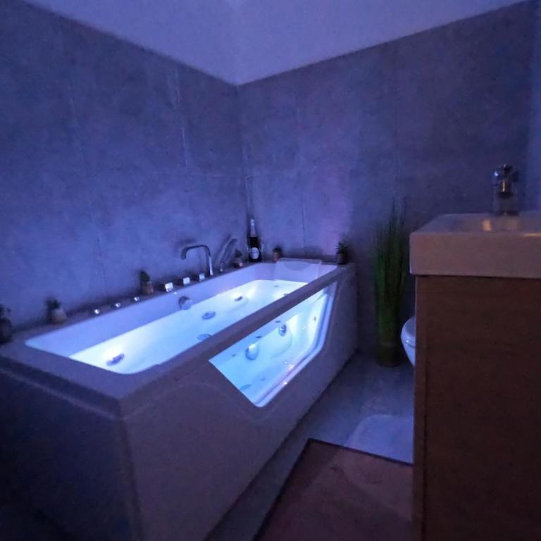 Romantic Suite with Private Jacuzzi & Free Parking - Appartement 1 Chambre - 2