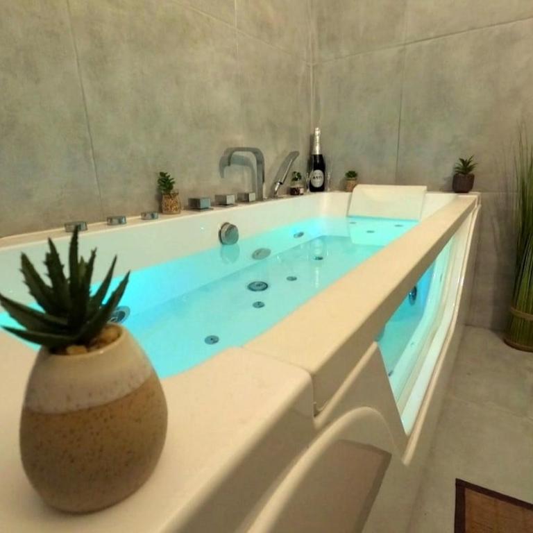 Romantic Suite with Private Jacuzzi & Free Parking - Appartement 1 Chambre - 5