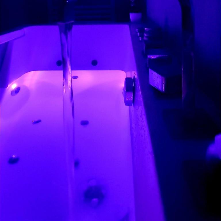 Romantic Suite with Private Jacuzzi & Free Parking - Appartement 1 Chambre - 11