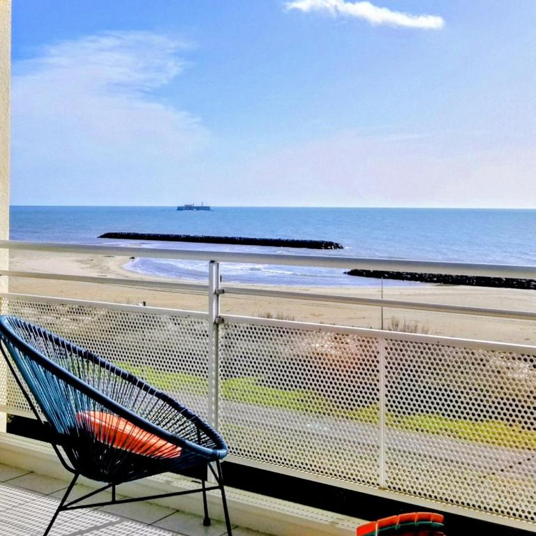 MOM' Blue Paradise Front De Mer 3 étoiles 61 m2 CAP'Diem 3 Clim - Idéal pr un Séjour de 15j ou plus ! Wifi, lit 160 - 4è Ascenseur, Parking, Piscine, Pétanque, Ping-pong - Pistes cyclables - Golf & Tennis à 10 mn - Apartment with Sea View - 6