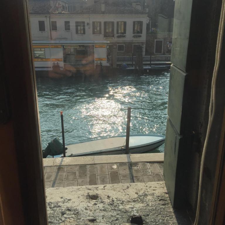 Princess Guest House Canal View - Camera Familiare con Vista Canale e Bagno in Comune - 1