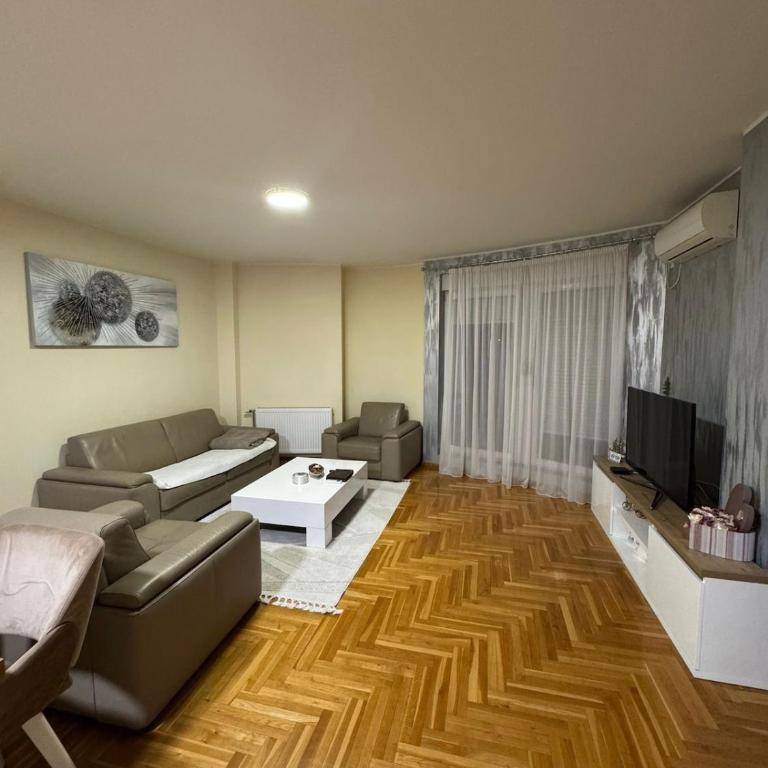 Large 2BR Apartment - 6 Guests - Apartman sa 2 Spavaće Sobe i Terasom - 1