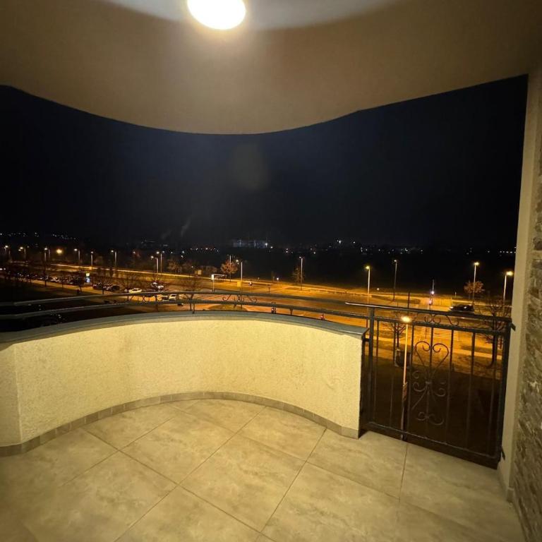Large 2BR Apartment - 6 Guests - Apartman sa 2 Spavaće Sobe i Terasom - 6