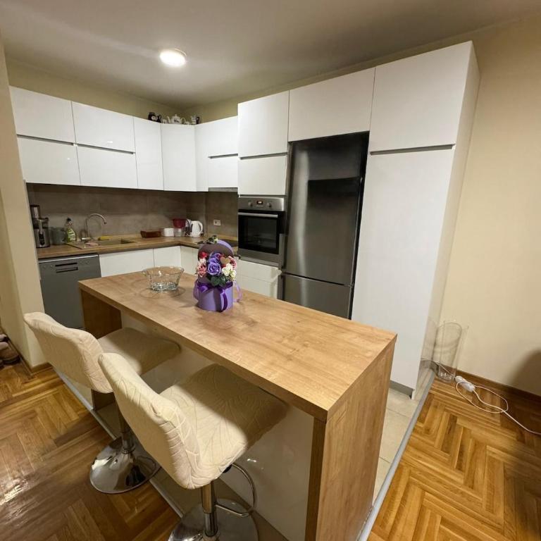 Large 2BR Apartment - 6 Guests - Apartman sa 2 Spavaće Sobe i Terasom - 7