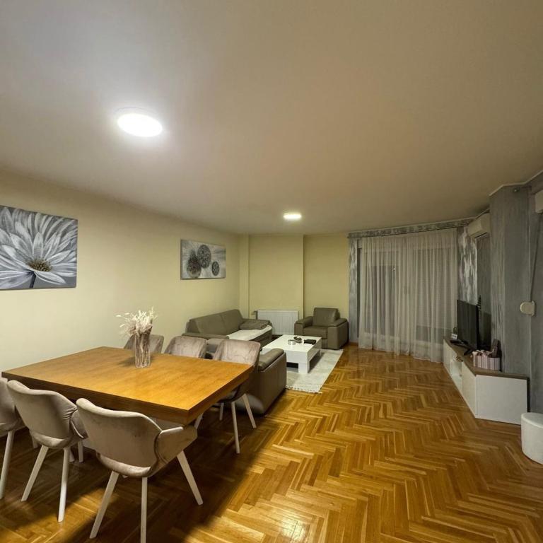 Large 2BR Apartment - 6 Guests - Apartman sa 2 Spavaće Sobe i Terasom - 8