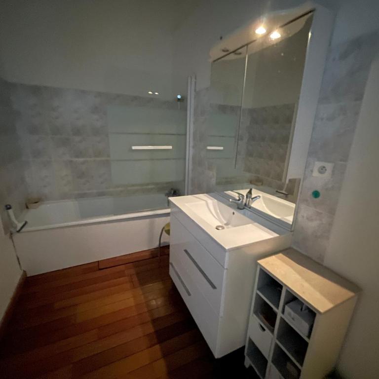 Grande Chambre avec parking possible en supplément, BORDEAUX BASTIDE - Chambre Double avec Terrasse - 1