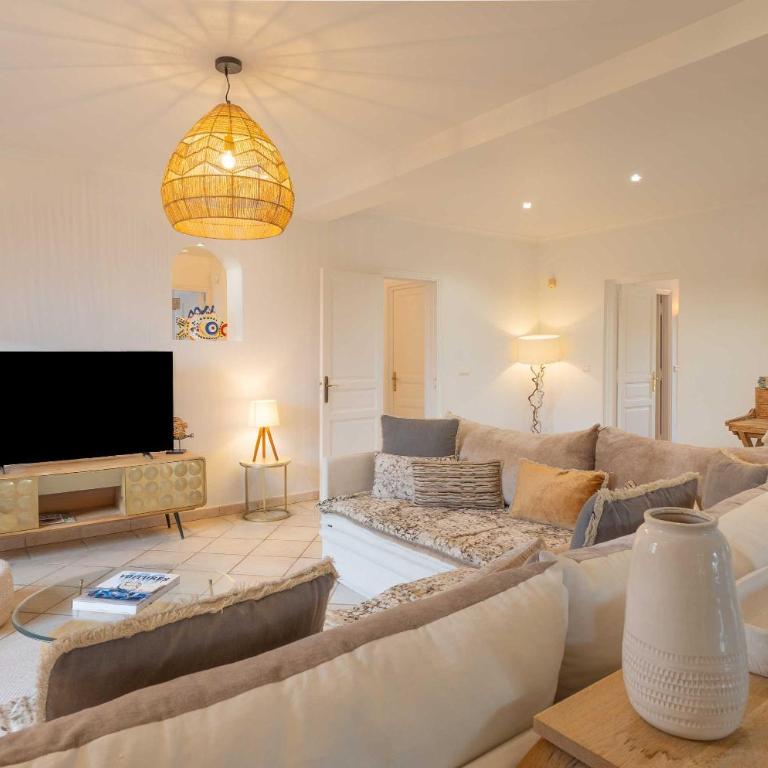 Spacious Villa with Pool & A-C for 8 - Sea View - Apartamento - 9