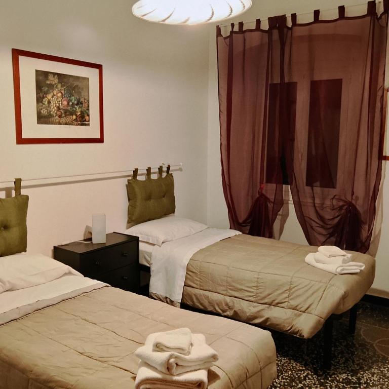 WOW HOME 2 - 175 mq - posteggio privato - davanti porto traghetti - fino a 10 posti letto - balcone - Appartamento con 3 Camere da Letto - 3