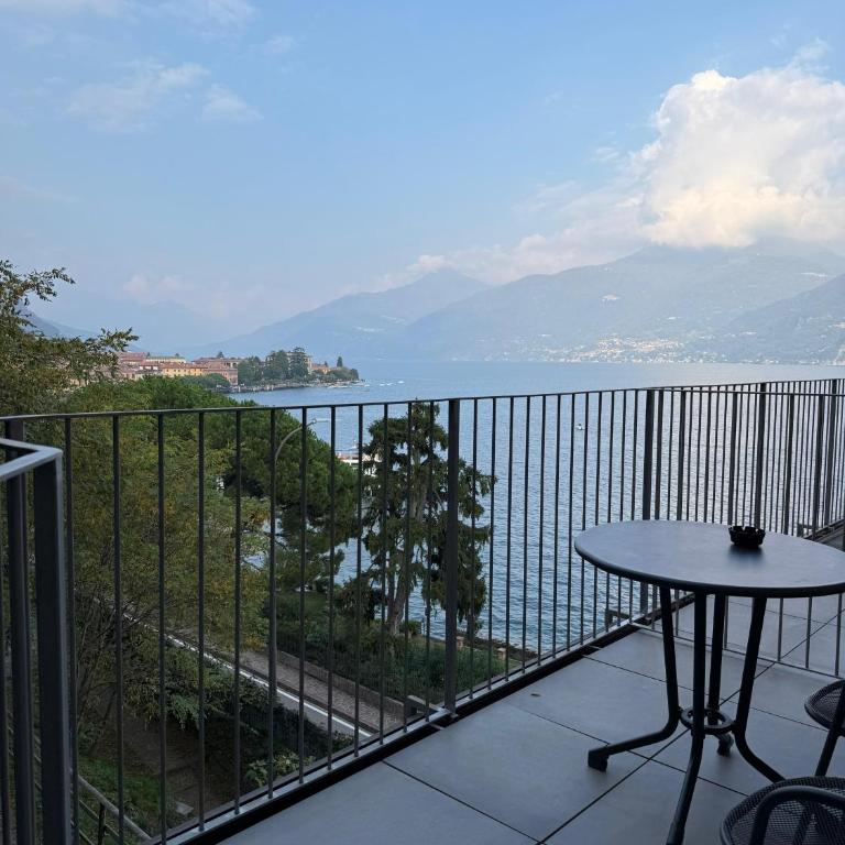 Lake Como Hostel - Vierbettzimmer mit Balkon - 2