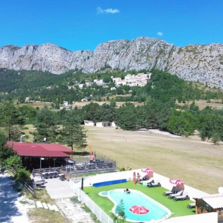 ZEcamping 2 étoiles avec piscine restaurant vue sur le village de Saint Auban - Chalet - 1