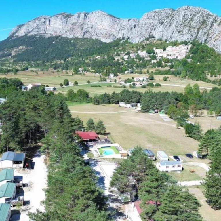 ZEcamping 2 étoiles avec piscine restaurant vue sur le village de Saint Auban - Chalet - 17