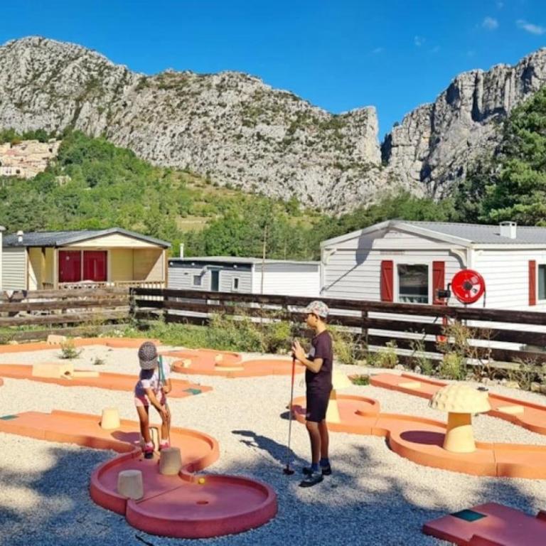 ZEcamping 2 étoiles avec piscine restaurant vue sur le village de Saint Auban - Chalet - 4