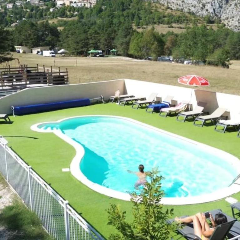 ZEcamping 2 étoiles avec piscine restaurant vue sur le village de Saint Auban - Chalet - 18