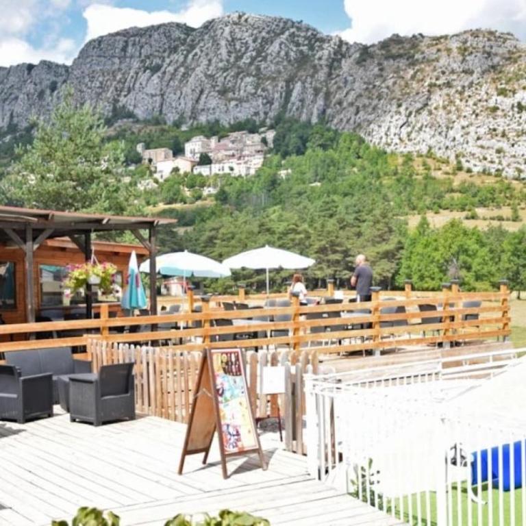 ZEcamping 2 étoiles avec piscine restaurant vue sur le village de Saint Auban - Chalet - 5