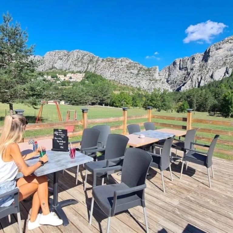 ZEcamping 2 étoiles avec piscine restaurant vue sur le village de Saint Auban - Chalet - 21