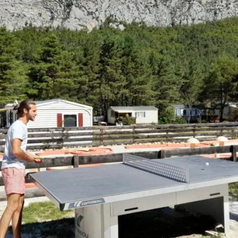 ZEcamping 2 étoiles avec piscine restaurant vue sur le village de Saint Auban - Chalet - 24