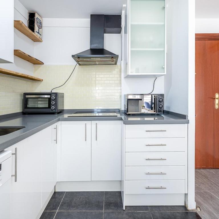 Casa de Chris con Garaje y Piscina a 9 min de la Playa - Apartamento de 1 dormitorio - 13